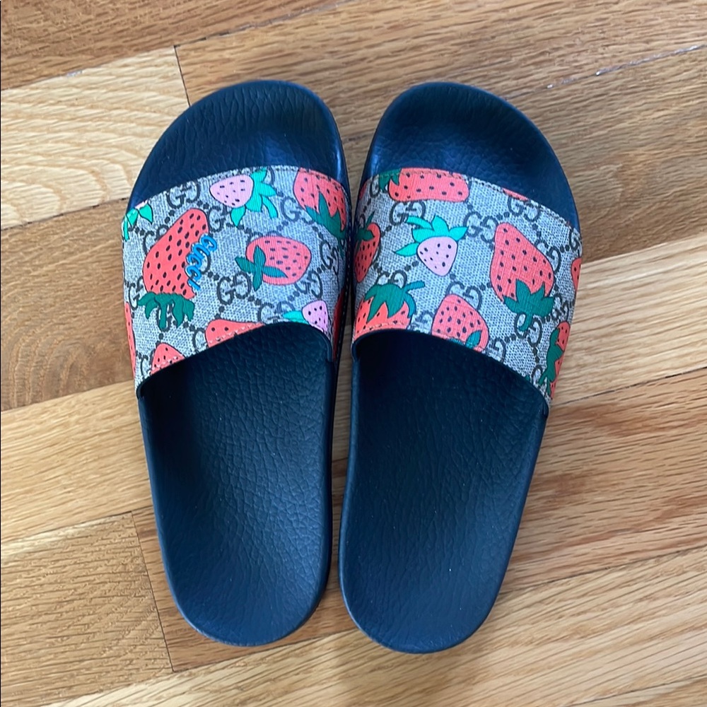 Gucci Black Slides with Strawberry 🍓 Pattern Excellent Condition!